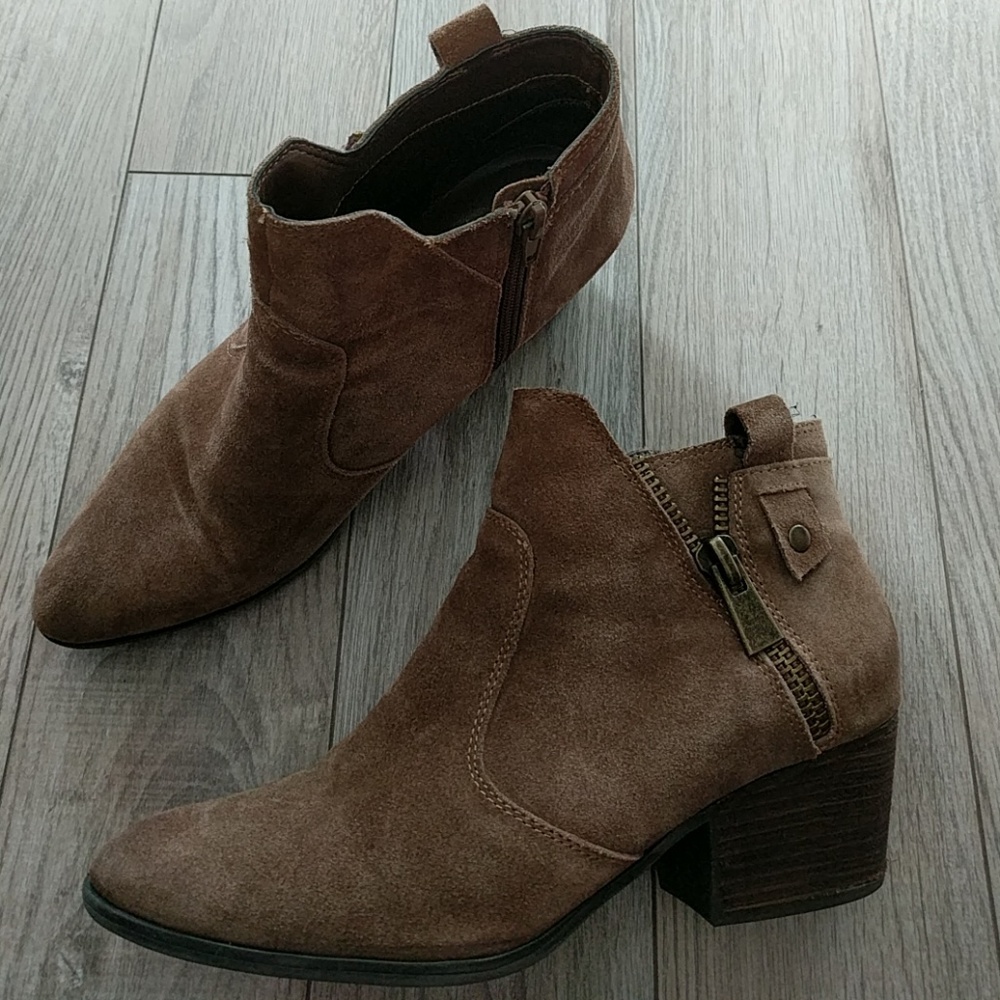 Crown Vintage tan suede booties, size 9